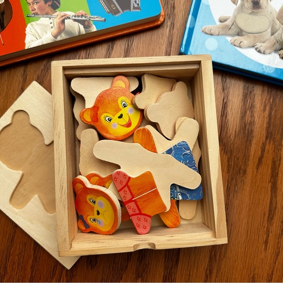 Lot of 2 children’s books and wooden puzzle - Picture 4 of 6